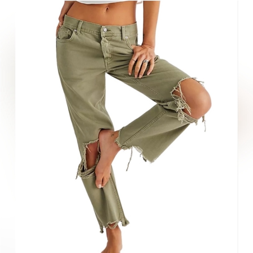 Free People Maggie Olive Green Distressed Straight-Leg Jeans . SO CUTE